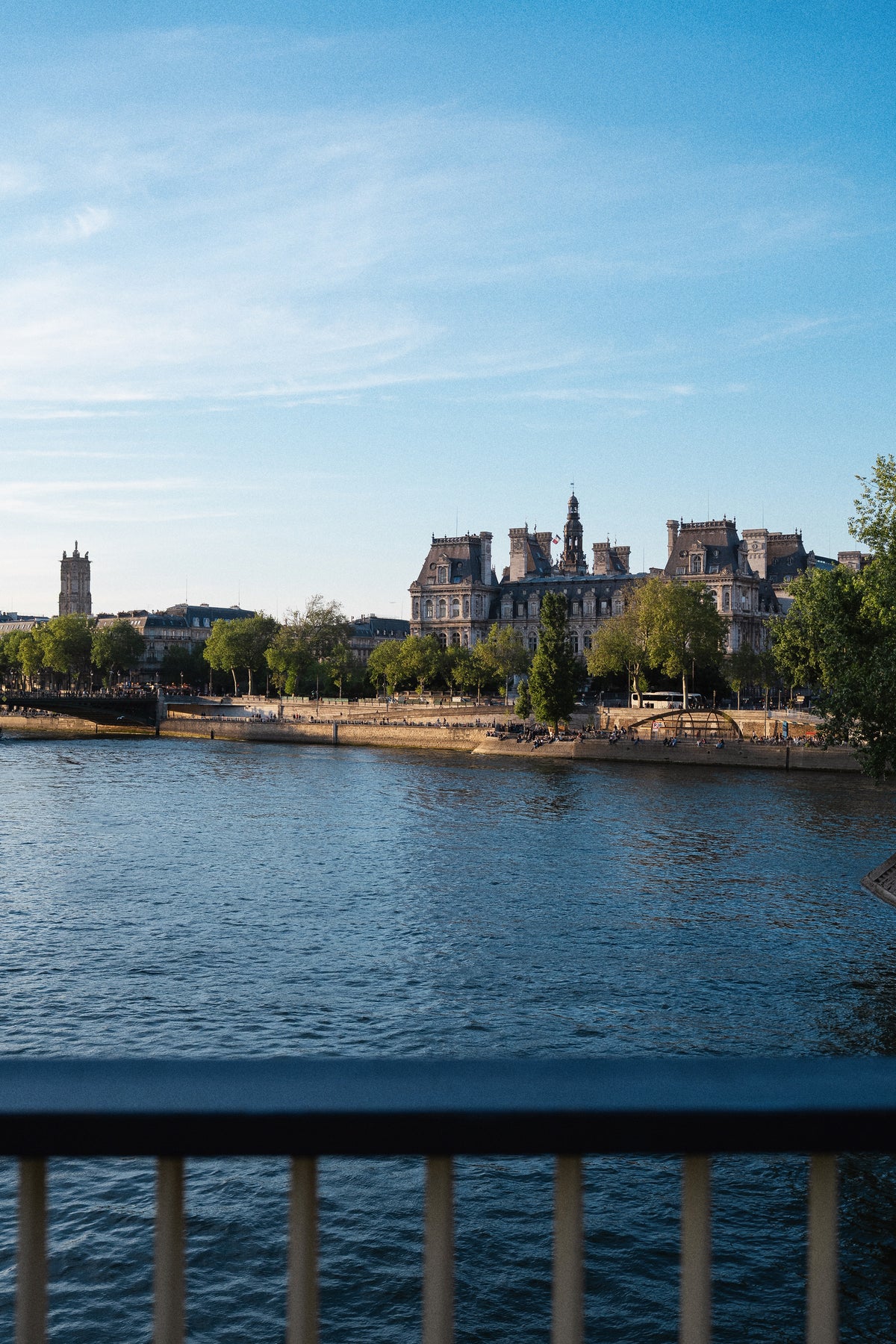 Vue de Paris et de la Seine autour de Figuier, caviste sur l’Île Saint-Louis